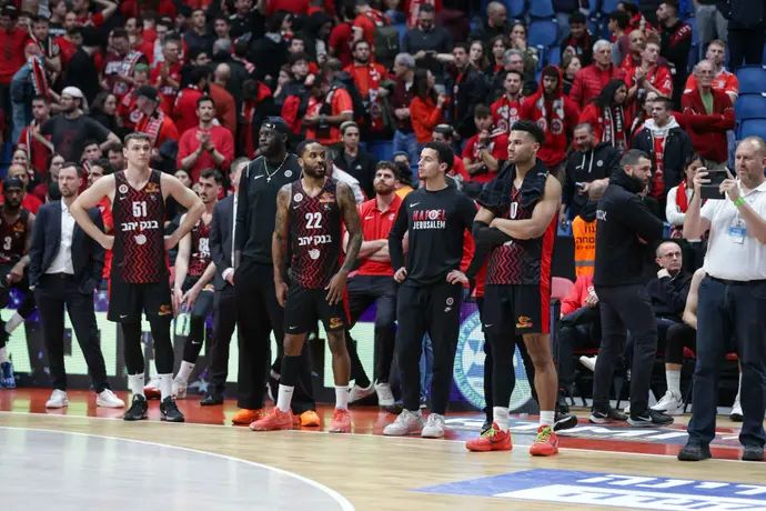 ג'סטין סמית לצד שחקני הפועל ירושלים מאוכזבים