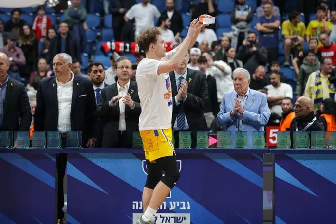 רוקאס יוקובאיטיס שחקן מכבי תל אביב עם פרס השחקן המצטיין של גמר גביע המדינה