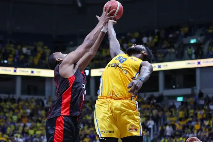 טרביון וויליאמס שחקן מכבי תל אביב לצד אוסטין וויילי שחקן הפועל ירושלים