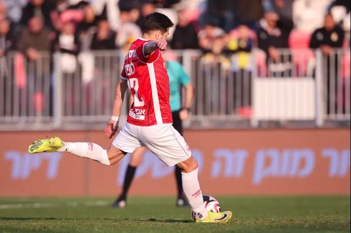 שחקן הפועל באר שבע, הלדר לופס, בועט פנדל