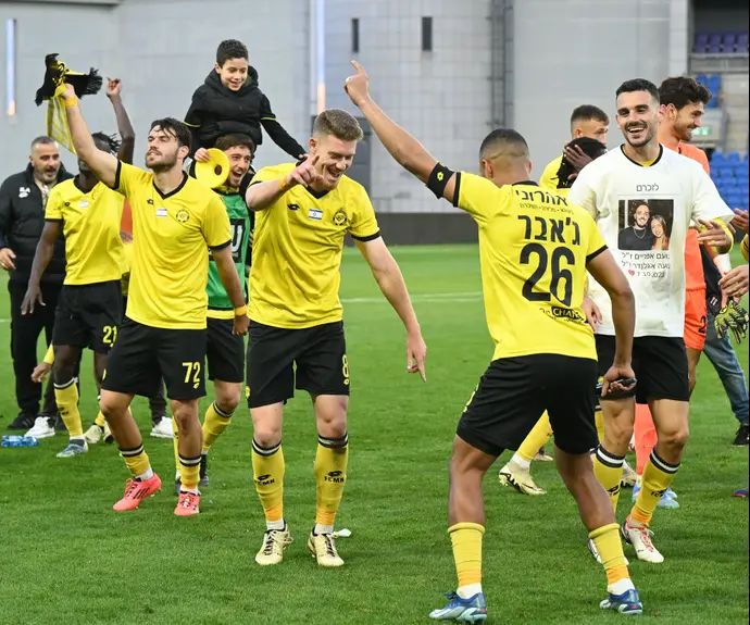 שחקני מכבי נתניה חוגגים