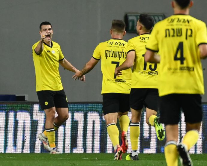 איגור זלאטנוביץ' שחקן מכבי נתניה חוגג שער