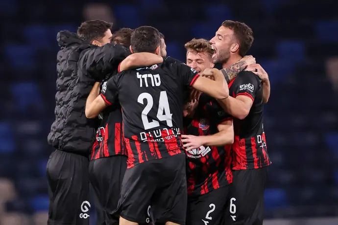 שחקני הפועל חיפה חוגגים