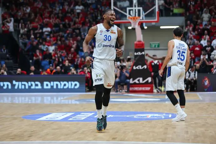 שחקן בני הרצליה כריס סילבה