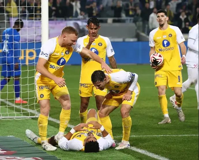 שחקני מכבי תל אביב חוגגים