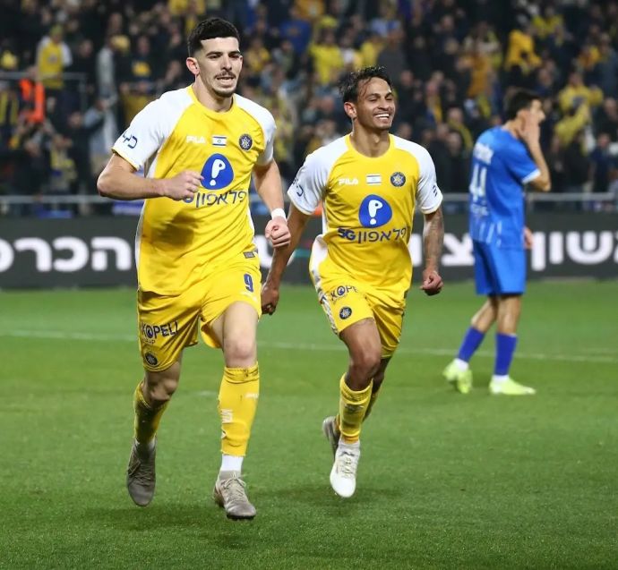דור תורג'מן לצד ווסלי פטאצ'י שחקני מכבי תל אביב