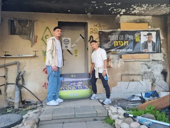 שחקני מכבי תל אביב בקיבוץ כפר עזה: דור תורג'מן, גבי קניקובסקי