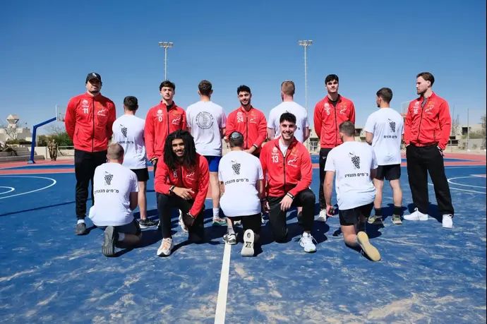 שחקני הפועל באר שבע עם צוערי בה"ד 1