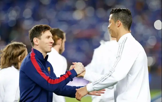 ליאונל מסי ברצלונה לוחץ ידיים עם כריסטיאנו רונאלדו ריאל מדריד לפני המשחק