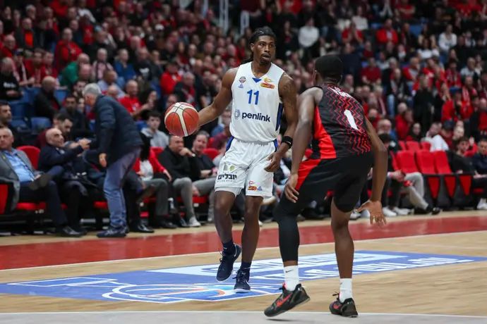 שחקן בני הרצליה ג'ימי קלארק מול שחקן הפועל ירושלים ג'ארד הארפר