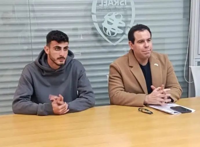 איתי בוגנים שחקן הפועל חיפה לצד איתי רק מנכ"ל הפועל חיפה