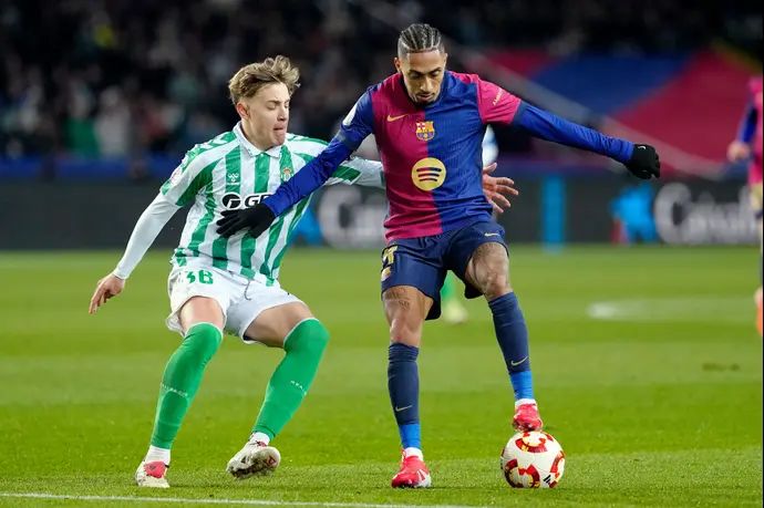 שחקן ברצלונה ראפיניה מול שחקן בטיס חסוס רודריגס