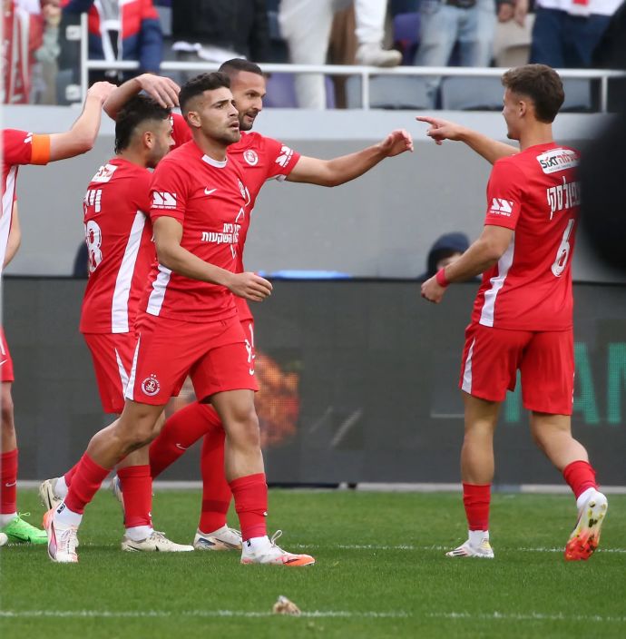 שחקני הפועל תל אביב חוגגים עם בן שהר