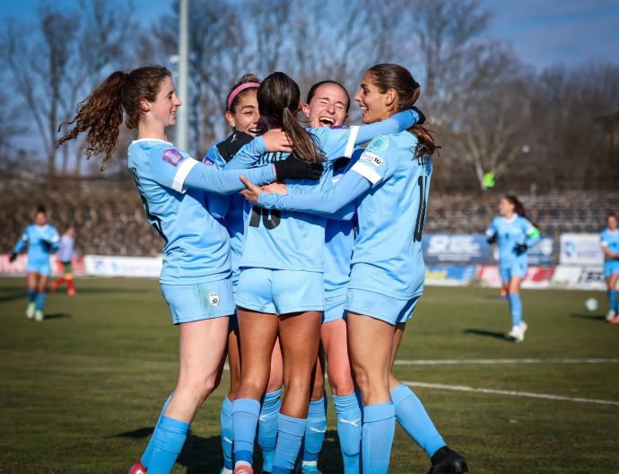 שחקניות נבחרת ישראל בכדורגל חוגגות