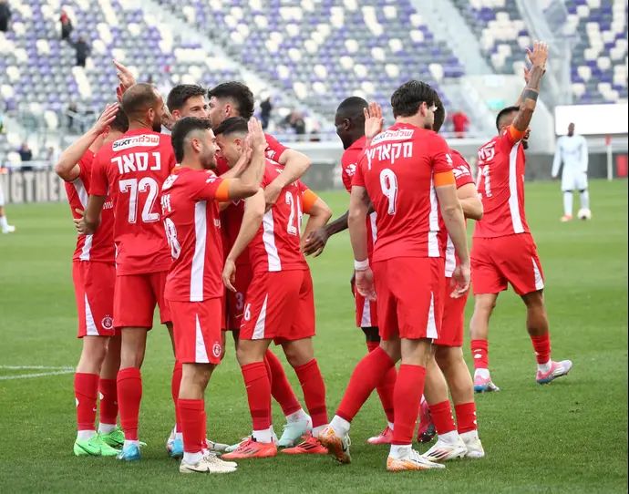 שחקני הפועל תל אביב חוגגים