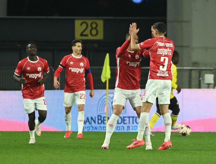 מתן בלטקסה שחקן הפועל באר שבע חוגג שער עם אור בלוריאן