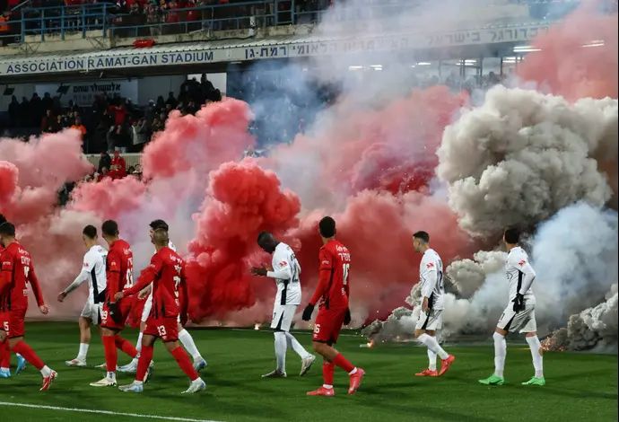 שחקני הפועל תל אביב, הפועל רמת גן עולים לכר הדשא