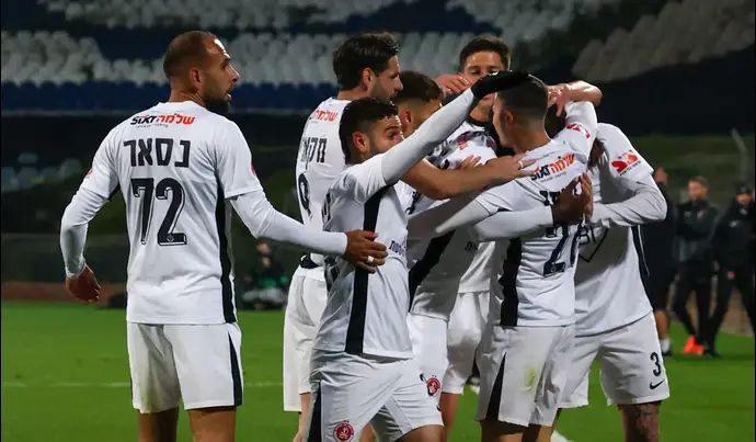 שחקני הפועל תל אביב חוגגים