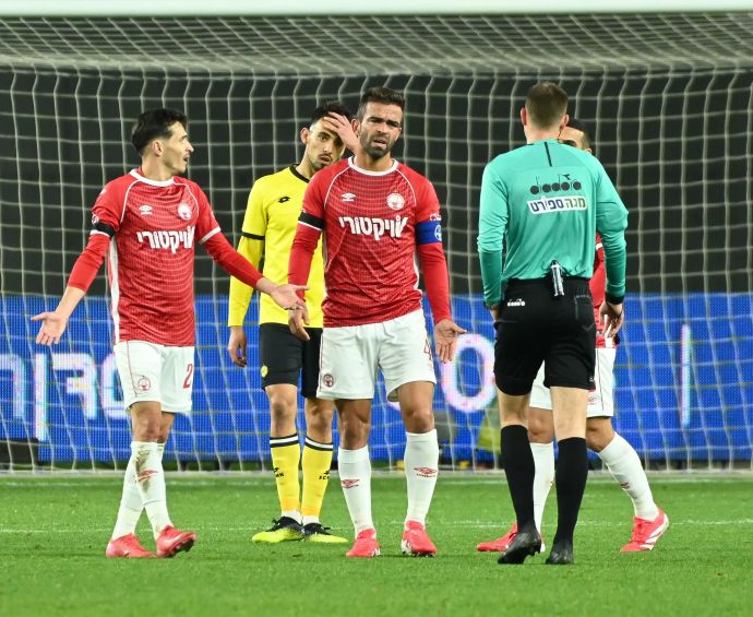 שחקן הפועל באר שבע, מיגל ויטור, אחרי שספג כרטיס אדום נגד מכבי נתניה