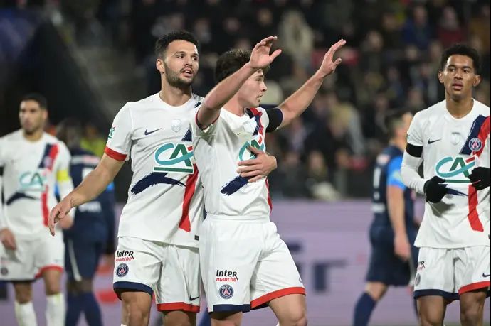 גונסאלו ראמוס שחקן פריז סן ז'רמן חוגג עם ז'ואאו נבש