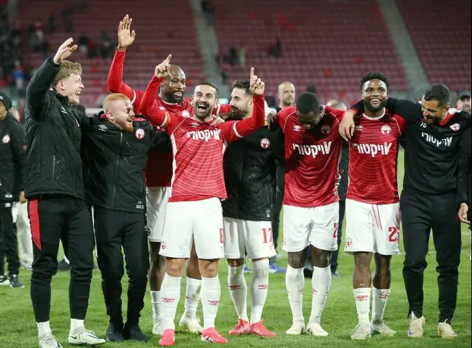 שחקני הפועל באר שבע חוגגים, רועי גורדנה מקדימה