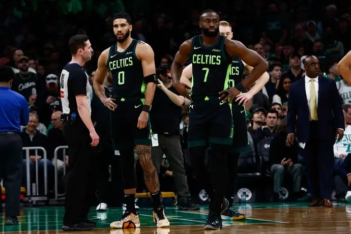 שחקני בוסטון סלטיקס מאוכזבים: ג'ייסון טייטום, ג'יילן בראון