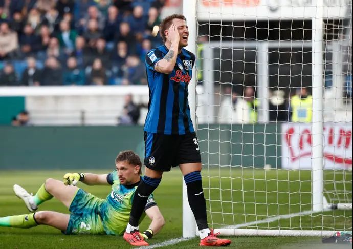 מתאו רטגי שחקן אטאלנטה מאוכזב, מאחוריו יונוץ ראדו שוער ונציה