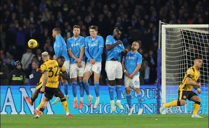 פדריקו דימרקו שחקן אינטר כובש בבעיטה חופשית מול נאפולי