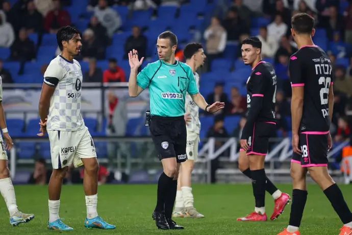 אוהד אסולין שופט כדורגל לצד דור פרץ שחקן מכבי תל אביב