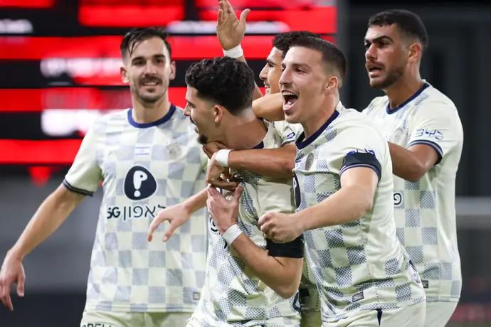 דור תורג'מן חוגג עם שחקני מכבי תל אביב