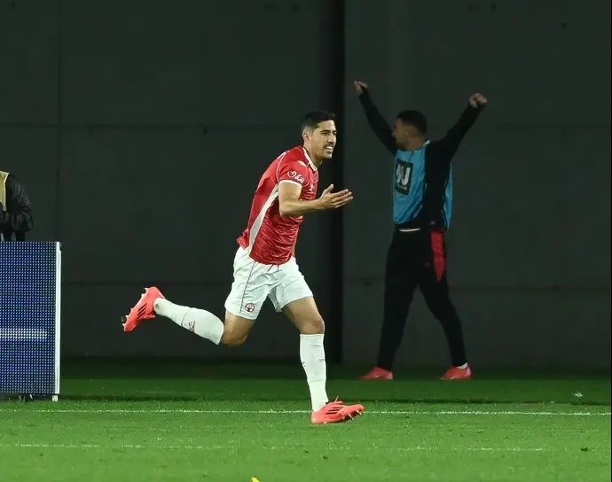 מתן בלטקסה שחקן הפועל באר שבע חוגג שער