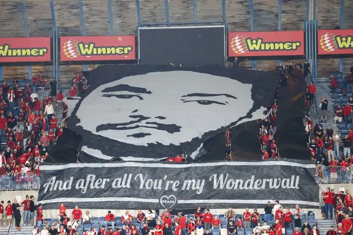 שלט של אוהדי הפועל ירושלים לזכר הרש גולדברג פולין