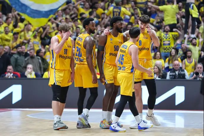 שחקני מכבי תל אביב חוגגים