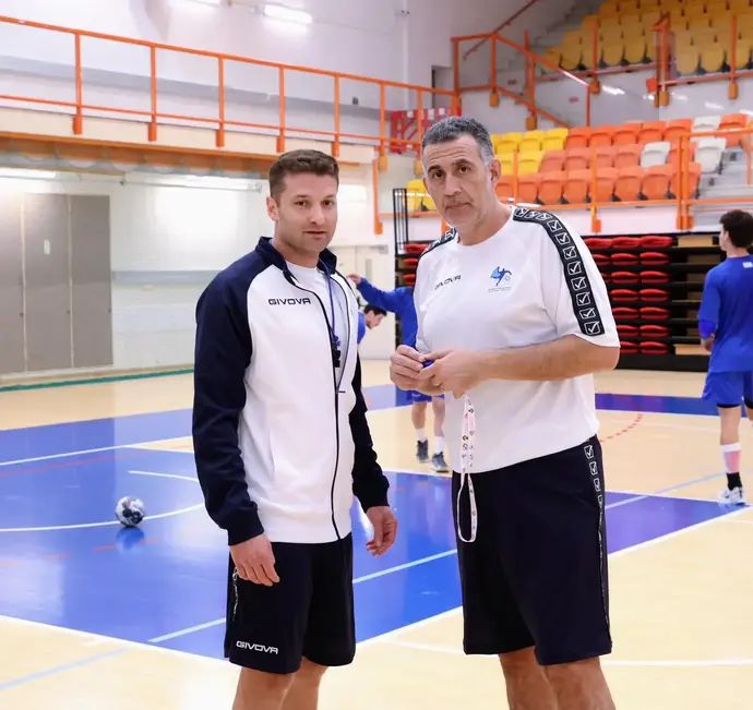 המאמנים דויד פיסונרו וחן פומרנץ, שמעתה ישמש גם כמאמן נבחרת העתודה של ישראל בכדוריד