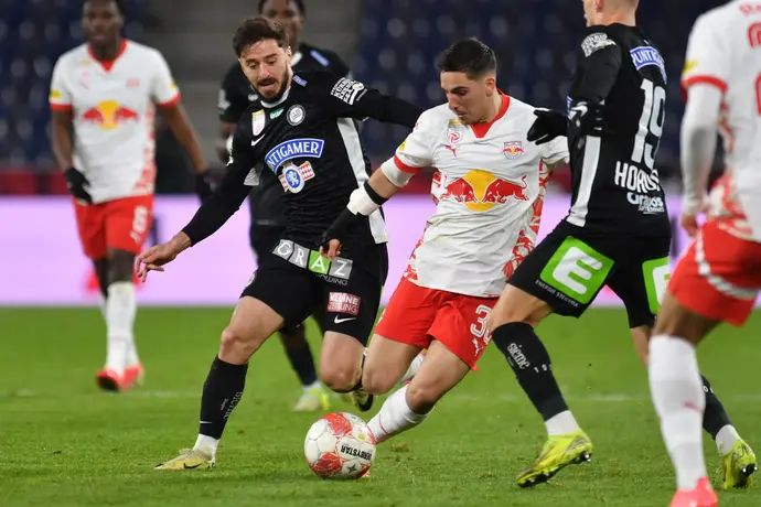 אוסקר גלוך שחקן רד בול זלצבורג לפני אוטאר קיטיישווילי שחקן שטורם גראץ