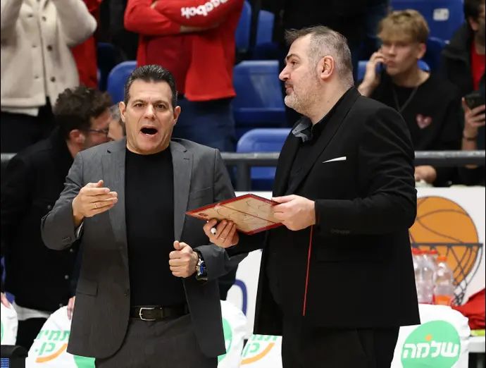 מאמן הפועל תל אביב דימיטריס איטודיס לצד עוזרו סטפנוס דדאס