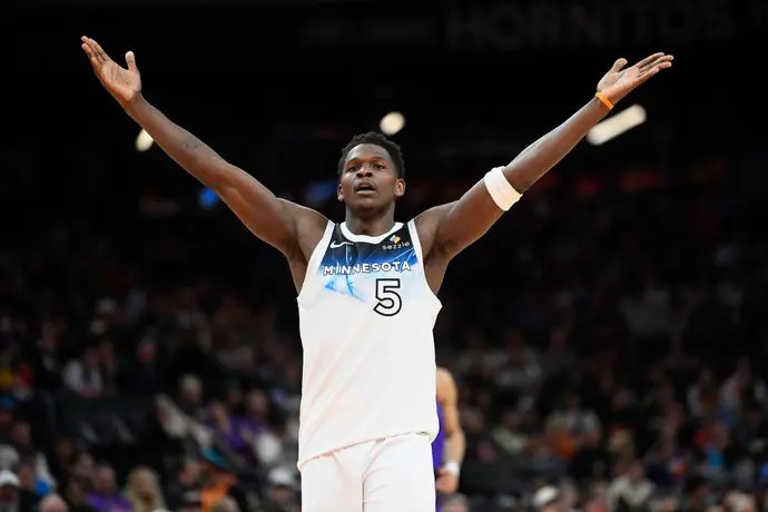 אנתוני אדוארדס חוגג במדי מינסוטה