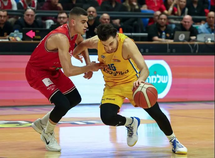 שחקן הפועל תל אביב ים מדר מול שחקן מכבי תל אביב תמיר בלאט