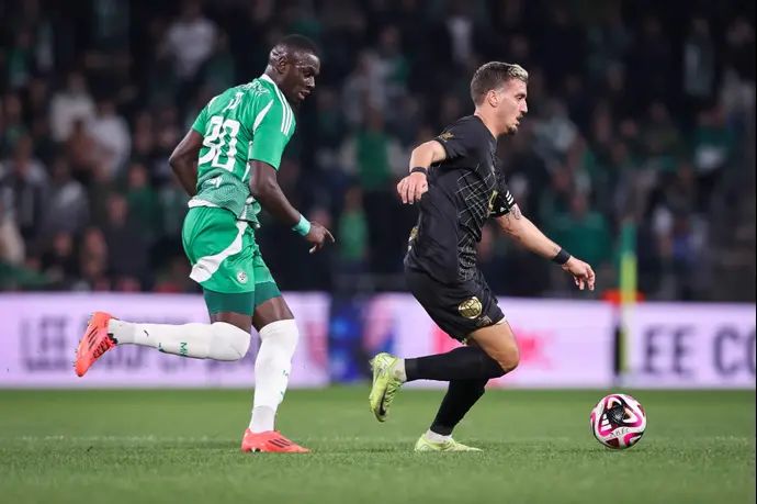 ירדן שועה שחקן בית"ר ירושלים לפני עבדולאי סק שחקן מכבי חיפה