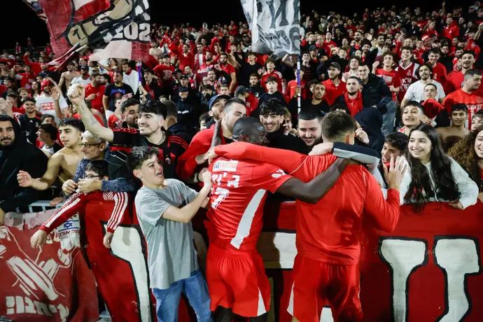 שחקני הפועל תל אביב חוגגים עם הקהל