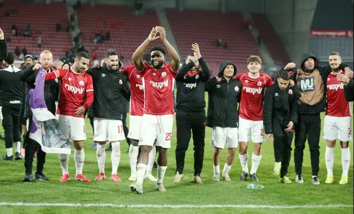 שחקני הפועל באר שבע חוגגים, לוקאס ונטורה מקדימה