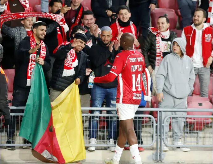 ארנולד גאריטה שחקן הפועל באר שבע ניגש לקהל