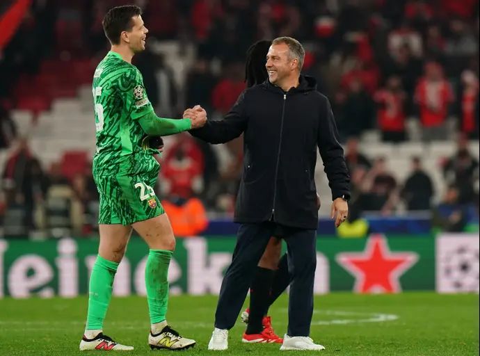 וויצ'ך שצ'סני עם מאמן ברצלונה האנזי פליק