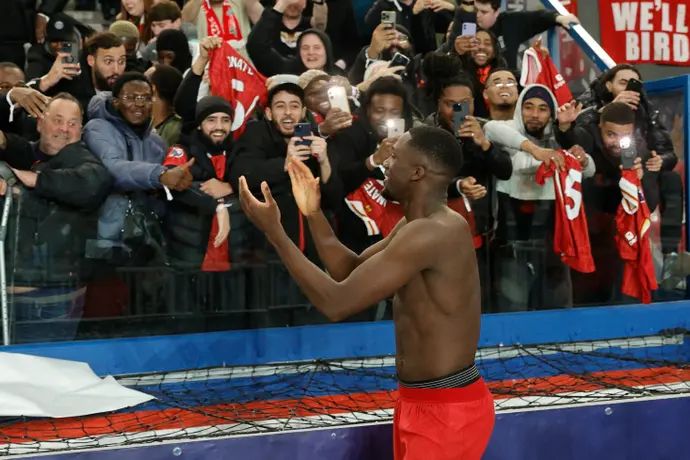 איברהימה קונאטה, בלם ליברפול, חוגג בפריז עם האוהדים