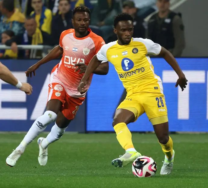 שחקן בית"ר ירושלים, פטריק טוומאסי, מול שחקן מכבי תל אביב, איסוף סיסוקו