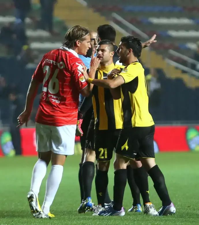 אבי ריקן, קובי מויאל שחקני בית"ר ירושלים בעימות עם עודד גביש שחקן הפועל באר שבע