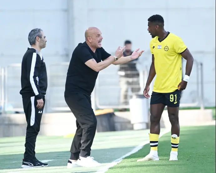 מאמן מכבי נתניה יוסי אבוקסיס עם הריברטו טבארש