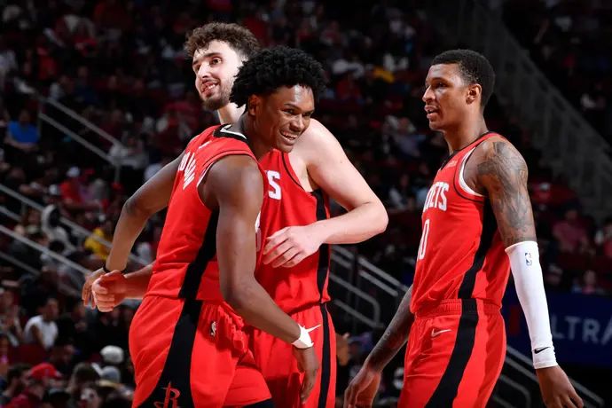 שחקני יוסטון רוקטס אמן תומפסון, אלפרן שנגון, ג'בארי סמית'