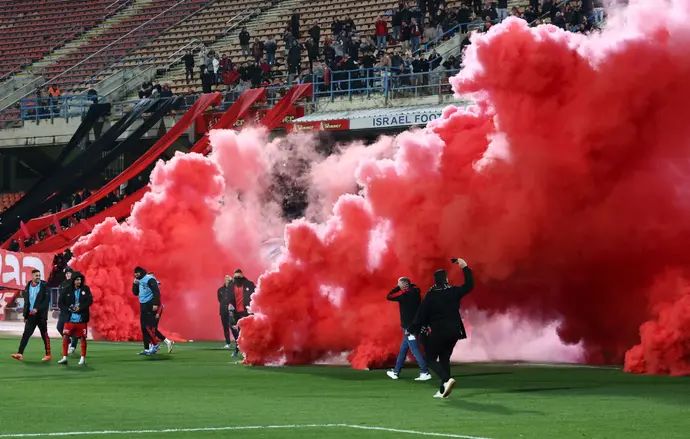 אבוקות במשחק הגביע של הפועל רמת גן מול הפועל תל אביב