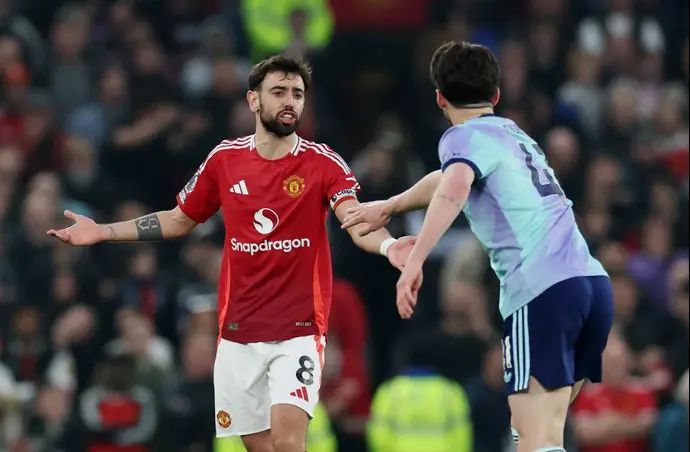 ברונו פרננדש שחקן מנצ'סטר יונייטד לצד דקלן רייס שחקן ארסנל